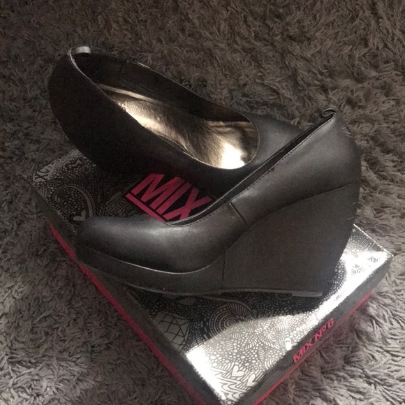 Wedge Heels - Picture 1 of 2